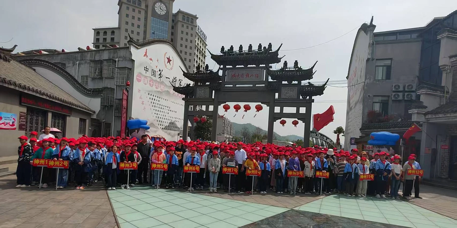 六安清水河小学红色研学 - 神州 1-12 号编队方阵 烈士陵园主题活动