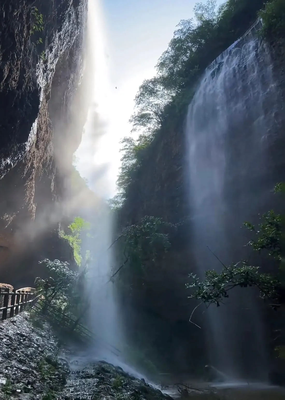 皖西大裂谷入口附近的瀑布